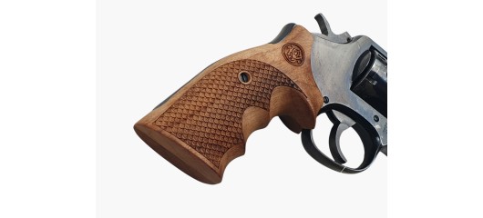 OCCASION - REVOLVER SMITH&WESSON MODEL 10-8 CALIBRE 38SP CANON 4" PLAQUETTES ERGONOMIQUES BOIS