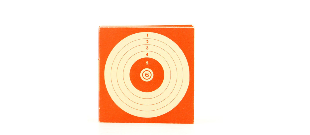 PAQUET DE 100 CIBLES KERMESSE 14X14cm FOND ROUGE
